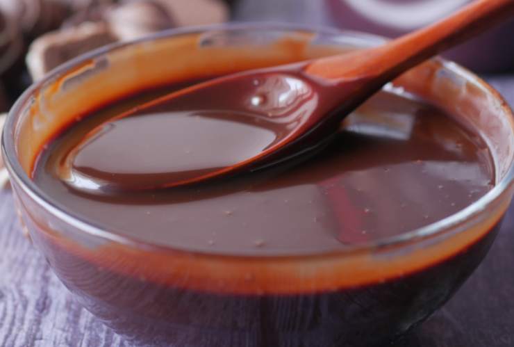 Iniziamo sciogliendo il cioccolato fondente e quello al latte tritati a bagnomaria insieme al burro. Una volta fusi aspettiamo qualche minuto che si intiepidiscano;