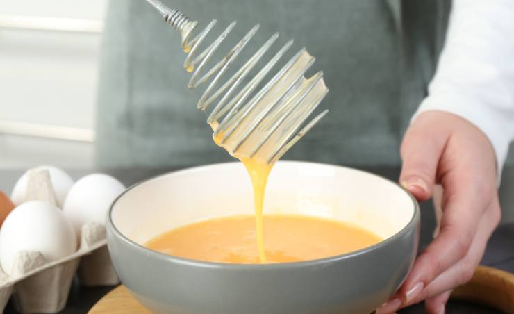 Aggiungiamo quindi il cioccolato bianco tritato e la scorza grattugiata di limone, evitando la parte bianca e amara. A parte, intanto, sbattiamo le uova con lo zucchero usando una frusta a mano o un frullino, ma senza rendere eccessivamente spumose;