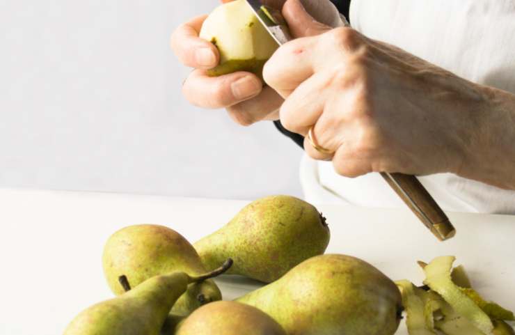 Laviamo le pere, sbucciamole e tagliamo a cubetti, quindi mettiamole in una ciotola con un cucchiaio di zucchero;