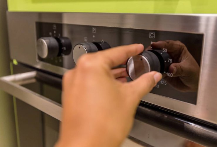 Terminato questo passaggio, trasferite il vostro impasto nello stampo per colomba da 1 kg e distribuitelo in modo uniforme. Quindi lasciate lievitare per 2 ore e mezza circa in un luogo caldo ed asciutto. Trascorso il tempo necessario, cuocete in forno preriscaldato a 170 gradi per circa 40/45 minuti. Se la superficie dovesse iniziare a scurirsi troppo, copritela con un foglio di alluminio gli ultimi 10 minuti. Estraete la vostra colomba rustica salata e fatela intiepidire bene, quindi servitela!