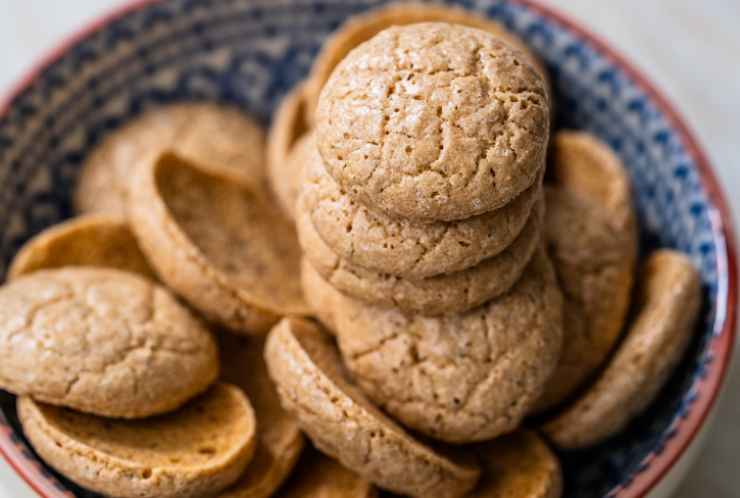 Ripetiamo fino a finire il composto. Spolveriamo la superficie con dello zucchero di canna e inforniamo a 180 gradi per circa 12/15 minuti, fino a quando i biscotti non saranno dorati. Lasciamo raffreddare prima di servire.