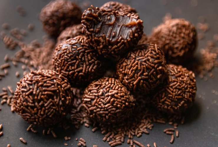 Rotoliamo le palline nelle codine di cioccolato, ricoprendo per bene e di nuovo mettiamo in frigo a rassodare per mezz’ora: non rimane che servire!