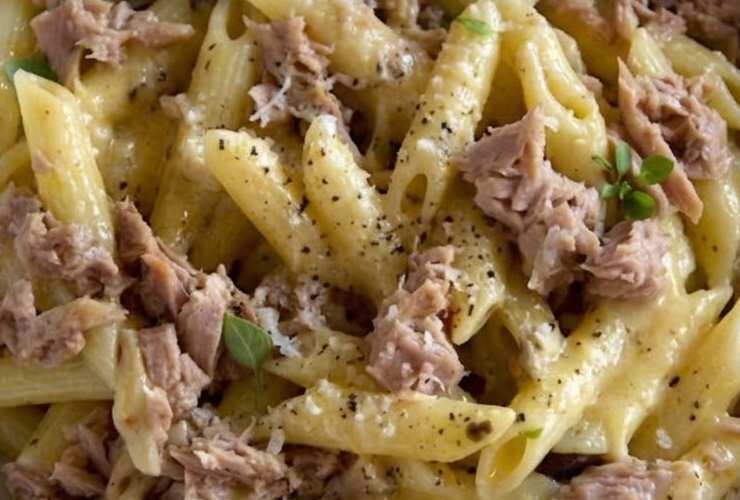 In una ciotola sbattiamo i tuorli d’uovo con un pizzico di sale e pepe. Uniamo un po’ di acqua di cottura della pasta per rendere cremosi. Scoliamo la pasta e riversiamola nella padella col tonno. Uniamo la crema di uova e mescoliamo per bene. Aggiustiamo il sale se serve e spolveriamo con un pizzico di pepe: fenomenale.