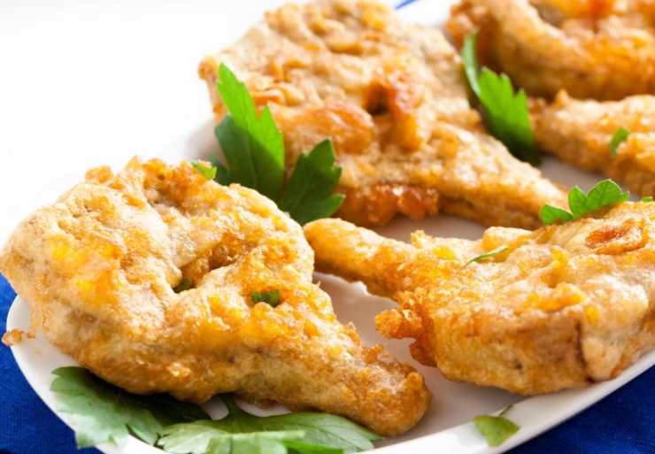 A questo punto scaldiamo l’olio per friggere in una padella antiaderente e una volta caldo rotoliamo i carciofi prima nella farina e poi immergiamoli nell’uovo. Caliamoli nell’olio, lasciamo dorare e, una volta cotti, condiamo con un pizzico di sale e pepe.
