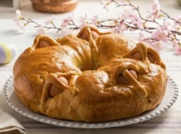 Casatiello napoletano antico con lievito madre criscito su tavola shabby chic