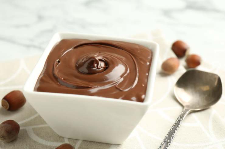 Non rimane che aggiungere la pasta di nocciole ottenuta frullando al composto di latte e cioccolato e mescolare fino a quando non otterremo una crema liscia e omogenea. Et voilà.