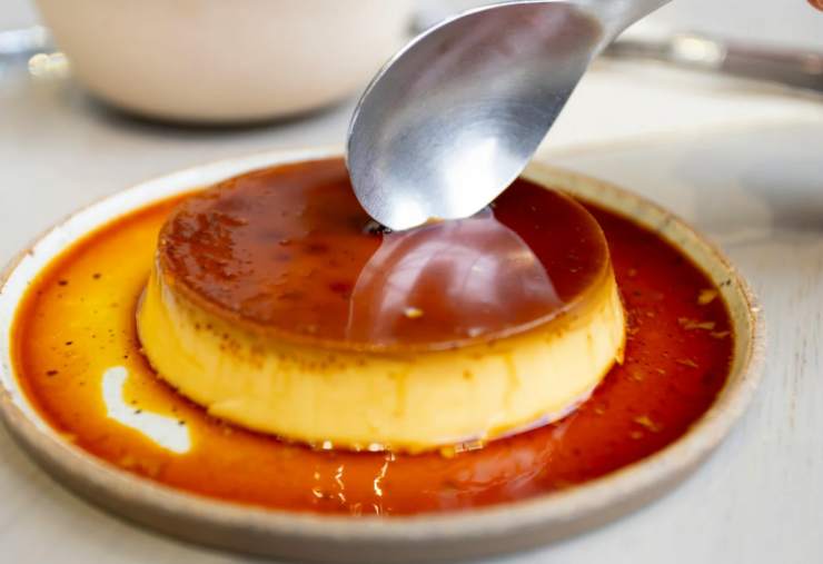 Sistemiamo gli stampini riempiti in una teglia e al suo interno riversiamo acqua riempendo per metà. Cuociamo a 180 gradi per 50/55 minuti fino a doratura e poi lasciamo raffreddare del tutto fuori dal forno. Mettiamo gli stampini in frigo e lasciamo rassodare per un paio d’ore prima di estrarre i creme caramel e sistemare negli appositi piattini.