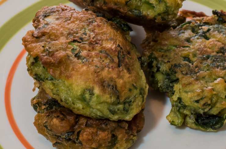 Dal composto ottenuto stacchiamo dei pezzetti e formiamo delle palline che schiacceremo leggermente. Scaldiamo l’olio per friggere in una padella e, appena caldo, rotoliamo le crocchette nel pangrattato e immergiamo nell’olio. Una volta dorate sgoccioliamo e serviamo subito.