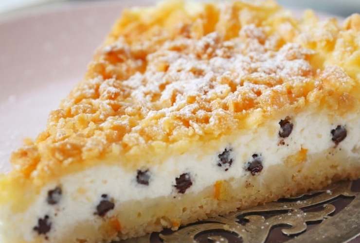 Riversiamo la crema alla ricotta sulla base di frolla e ricopriamola col secondo disco, facendo aderire i bordi a quello sottostante. Inforniamo a 180 gradi e cuociamo per mezz’ora, fino a quando la frolla sarà ben dorata. Lasciamo raffreddare e spolveriamo con lo zucchero a velo prima di tagliare e servire.