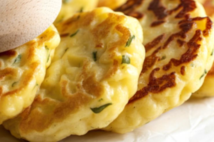 Se il composto fosse troppo cremoso uniamo un po’ di pangrattato. Andiamo quindi a staccare dei pezzi e formiamo delle palline che schiacceremo per dare la forma classica delle focaccine. Rotoliamo nella farina mentre scaldiamo una padella con un filo d’olio d’oliva. Adagiamo le focaccine e copriamo col coperchio, lasciando dorare prima un lato e poi l’altro. Serviamole calde o fredde, sono irresistibili.