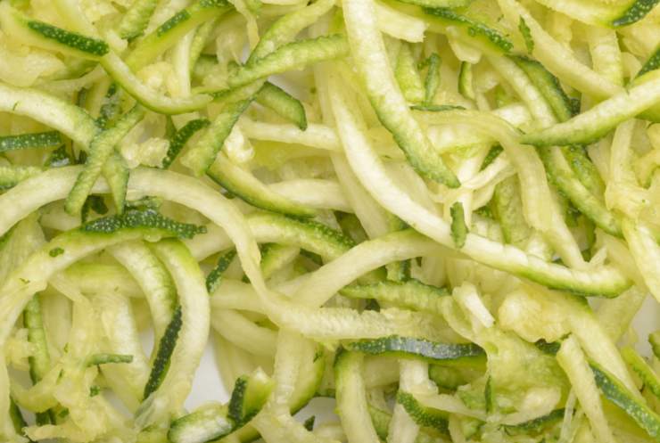 Dopo aver lavato le zucchine e averle spuntate e asciugate andiamo a grattugiarle finemente, strizzandole poi con delicatezza per eliminare l’acqua in eccesso;