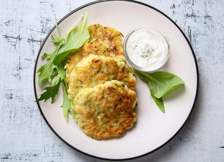 Mentre scaldiamo l’olio per friggere accorpiamo al composto anche il prosciutto sminuzzato e distribuiamo lavorando sempre con la forchetta. Appena l’olio è caldo preleviamo un cucchiaio o due di composto e lasciamo cadere nell’olio. Doriamo le focaccine su entrambi i lati fino a quando saranno ben cotte e poi sgoccioliamo su carta assorbente. Aggiustiamo il sale all’occorrenza e buon appetito.