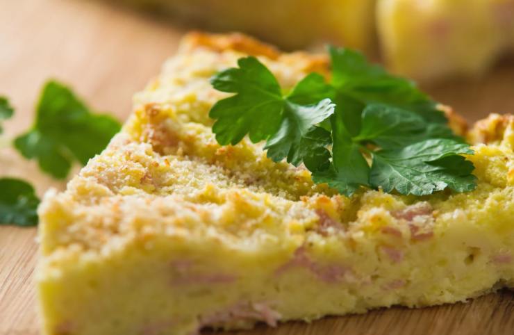 Riversiamo il composto di patate nello stampo e livelliamo, poi spolveriamo la superficie con altro pangrattato e decoriamo con riccioli di burro. Inforniamo a 180 gradi e lasciamo cuocere 40 minuti, finché il gateau non sarà dorato e compatto.