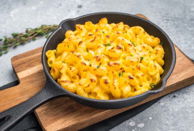 Scoliamo la pasta appena cotta, sgoccioliamo e riversiamo nella besciamella al formaggio. Mescoliamo e insaporiamo con il parmigiano grattugiato. Riversiamo in una pirofila da forno e cuociamo a 180 gradi per 20/25 minuti, finché la superficie non sarà dorata. Buon appetito!