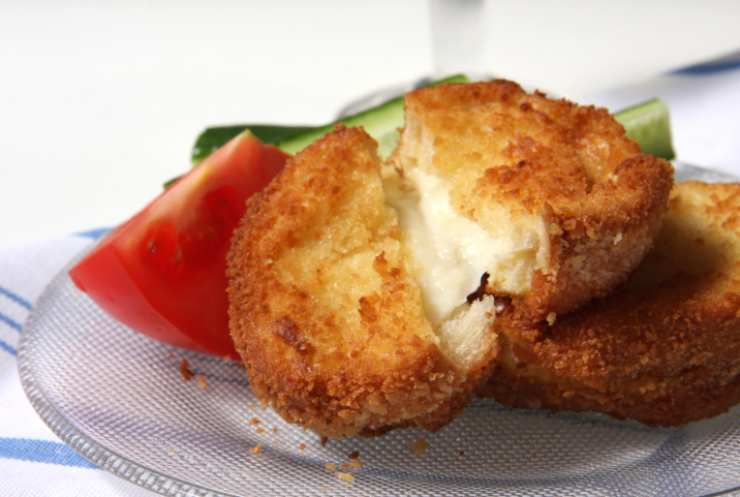 Scaldiamo l’olio per friggere e una volta caldo immergiamo la mozzarella. Non tocchiamola finché il primo lato non è ben dorato e solo a questo punto capovolgiamo con delicatezza. Una volta cotta sgoccioliamo su carta assorbente e lasciamo assestare cinque o dieci minuti prima di portare a tavola.