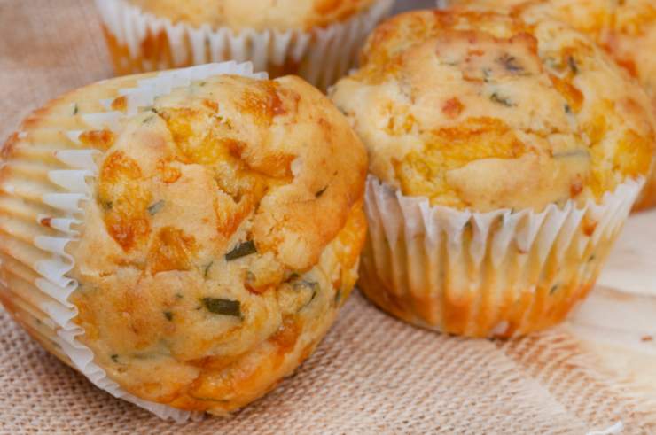 A questo punto riversiamo nella crema il formaggio dolce tagliato a pezzi e il prosciutto a cubetti e mescoliamo con una spatola. Riversiamo la crema ottenuta nei classici stampini lasciando un dito dal bordo e cuociamo a 180 gradi per mezz’ora. Una volta cotti potremo gustarli sia caldi che freddi.