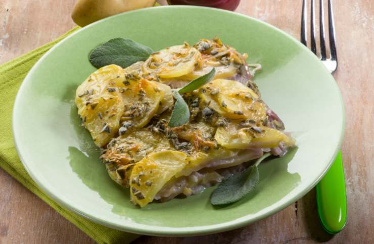 Procediamo con un secondo strato: di nuovo patate, mozzarella e besciamella, poi parmigiano. Copriamo il ripieno con l’ultimo strato di fettine di patate, con altra besciamella e un’ultima spolverata di formaggio. Inforniamo a 170 gradi e cuociamo per circa mezz’ora, fino a quando le patate non saranno dorate e il formaggio ben sciolto.