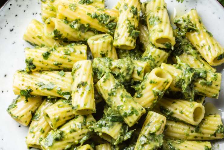Scoliamo la pasta conservando un po’ d’acqua di cottura. Riportiamola in pentola e uniamo la crema di avocado e Philadelphia. Usiamo l’acqua di cottura per rendere il tutto più cremoso e mescoliamo per condire. Se serve aggiustiamo il sale e via, di corsa a tavola.