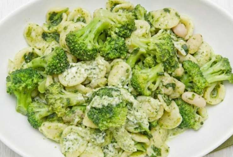 Mescoliamo e poi aggiustiamo il sale, regolando a nostro gusto. Quando la pasta sarà ben condita con la crema ottenuta andiamo a dividere nei piatti e serviamo con una spolverata di parmigiano grattugiato.