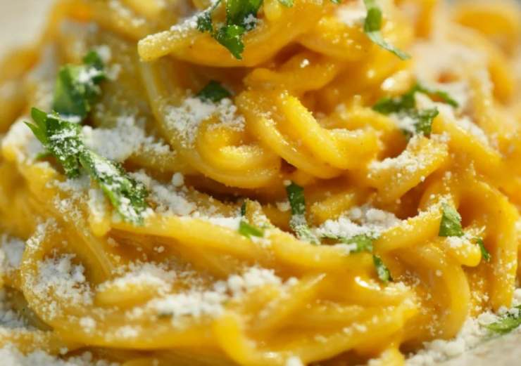 Riversiamo sulla pasta la crema di burro e parmigiano e mescoliamo a fiamma dolce per condire in modo omogeneo. Usiamo l’acqua di cottura per la mantecatura se occorre, aggiustiamo il sale e spolveriamo gli aromi che preferiamo. Non resta che distribuire nei piatti e aggiungere una spolverata di parmigiano.