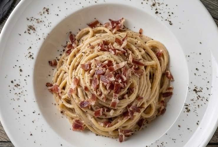Riversiamo la pasta nella padella con la crema e mescoliamo per condire, controlliamo il sale e aggiustiamo se serve, poi spolveriamo con altro parmigiano e serviamo.