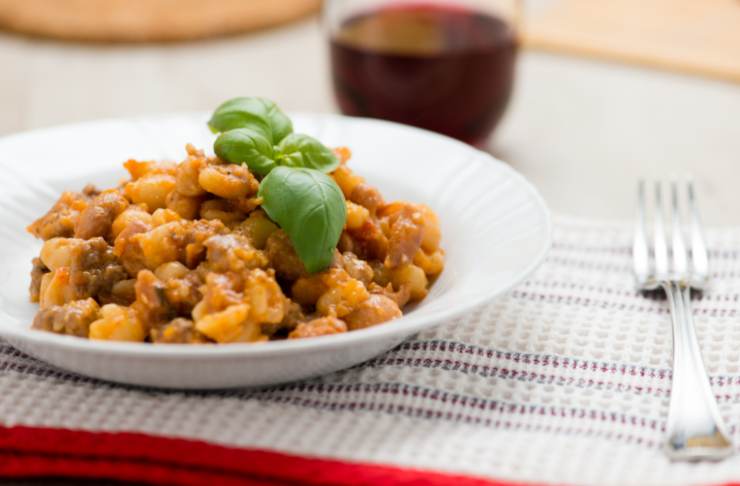 Scoliamo la pasta appena cotta e riversiamola nella padella con i fagioli e le salsicce avendo cura di conservare un po’ di acqua di cottura. Mescoliamo per condire la pasta e insaporiamo con sale, pepe e aromi a scelta. Se serve usiamo l’acqua di cottura per rendere il tutto più cremoso.