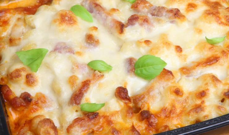 Spolveriamo la superficie con parmigiano e pangrattato e cuociamo in forno a 180 gradi per mezz’ora, fino a quando si formerà una bella crosticina croccante.