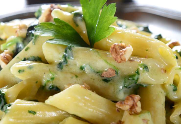 Scoliamo la pasta conservando un po’ di acqua di cottura e riversiamola direttamente in padella con la crema di gorgonzola e panna. Mescoliamo a fiamma dolce e, se serve, usiamo l’acqua di cottura per rendere più cremosa. Spegniamo la fiamma, aggiustiamo il sale e spolveriamo anche i gherigli di noci. Distribuiamo nei piatti e via, di corsa a tavola.