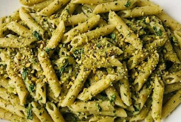 Saliamo l’acqua per la cottura della pasta e caliamo. Appena cotta scoliamo e riversiamo in padella con la panna tenendo da parte un po’ di liquido di cottura. Mescoliamo e uniamo i pistacchi sbriciolati e una spolverata di parmigiano grattugiato. Controlliamo il sale e via a tavola: fenomenale!