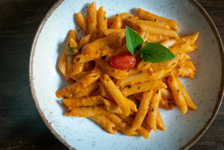 Scoliamo la pasta e riversiamola in pentola. Uniamo la crema di burrata e pomodori e mescoliamo, quindi aggiustiamo il sale se serve. Distribuiamo nei piatti decorando con l’altra metà dei pomodorini et voilà.