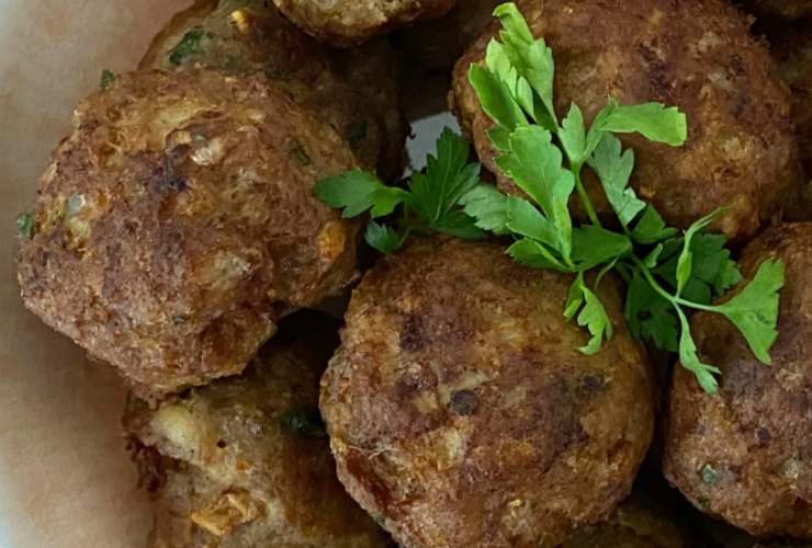 Dal composto ottenuto stacchiamo dei pezzi e formiamo delle palline. Rotoliamole nel pangrattato mentre scaldiamo un filo d’olio di semi in una padella. Immergiamo le palline e lasciamo dorare, sgoccioliamole e condiamo con sale e pepe.