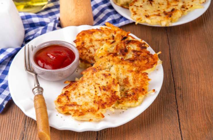 Lasciamo cuocere i dischi a fiamma dolce fino a dorare del tutto un lato, quindi capovolgiamo a facciamo dorare anche l’altro lato. Ripetiamo fino a terminare il composto di patate. Una volta cotti i rosti aggiustiamo il sale, se serve e portiamo a tavola.