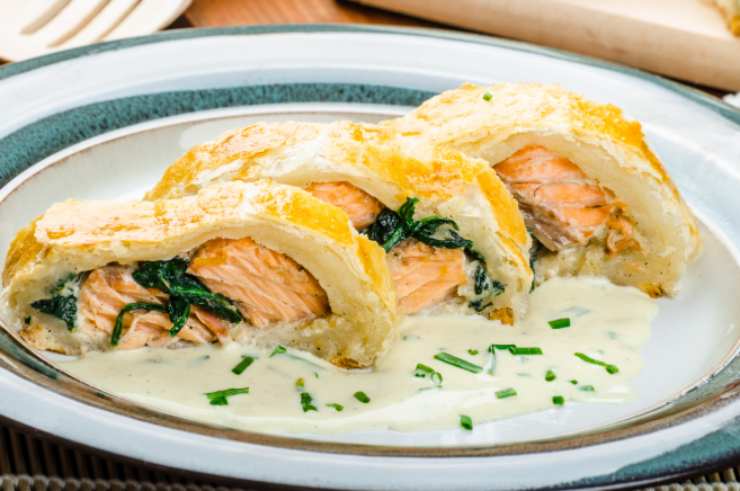 Sbattiamo l’uovo con sale e pepe e usiamolo per spennellare il rotolo. Cuociamo a 180 gradi per 20/25 minuti finché la sfoglia sarà ben dorata. Lasciamo assestare un paio di minuti e poi tagliamo a fette e serviamo.