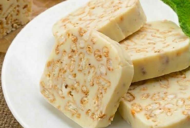 Accorpiamo adesso il latte e lo zucchero a velo e lavoriamo ancora fino a ottenere un composto omogeneo e appiccicoso. Riversiamo su di una teglia foderata di carta da forno e diamo la forma di un salsicciotto. Avvogliamo nella carta da forno e mettiamo in frigo per un paio d’ore. Trascorso questo tempo eliminiamo la carta e tagliamo a fette, spolverando la superficie come preferiamo.