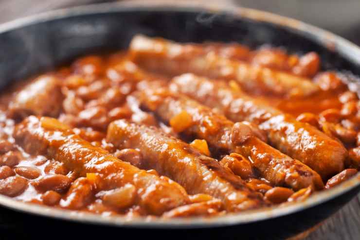 Andiamo quindi a scolare i fagioli ormai teneri, sgoccioliamoli e uniamo al pomodoro e alle salsicce. Di nuovo copriamo e lasciamo cuocere altri dieci, quindici minuti. Trascorso questo tempo aggiustiamo il sale e insaporiamo con gli aromi scelti: dritti a tavola!