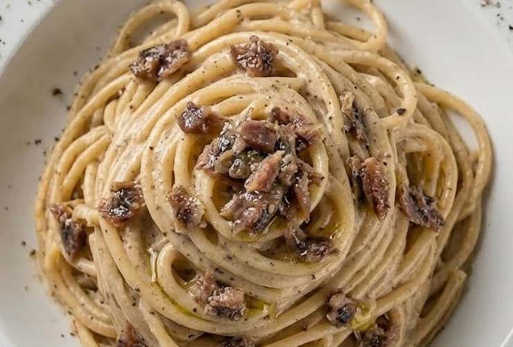 Scoliamo la pasta e riversiamo nella padella col sugo, quindi saltiamo il tutto a fiamma media per un paio di minuti, aggiungendo il succo di mezzo limone e altra acqua se serve. Spegniamo la fiamma e aggiustiamo il sale se occorre, poi spolveriamo con gli aromi che preferiamo e serviamo.