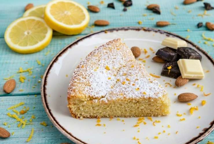 Spremiamo il limone e filtriamo il succo e uniamo alla crema ottenuta. Andiamo a riversare il composto in uno stampo per torte foderato e cuociamo a 180 gradi per 40 minuti circa. Lasciamo raffreddare del tutto prima di togliere dallo stampo e spolverare con lo zucchero a velo.