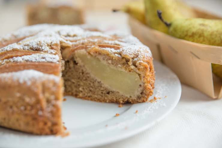 Andiamo ad unire le polveri: farina, lievito e vanillina inglobando nella crema col frullino. A questo punto uniamo la pera a pezzetti e mescoliamo con una spatola per distribuire. Riversiamo in uno stampo per dolci foderato di carta da forno e cuociamo a 180 gradi per 40/45 minuti. Una volta sformata e raffreddata spolveriamo con lo zucchero a velo.