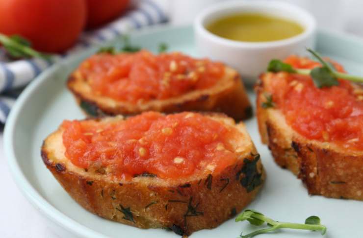 Riprendiamo le fette di pane dorate e strofiniamole con uno spicchio d’aglio, quindi su ognuna sistemiamo un cucchiaio o due di polpa di pomodori. Pronte da gustare!