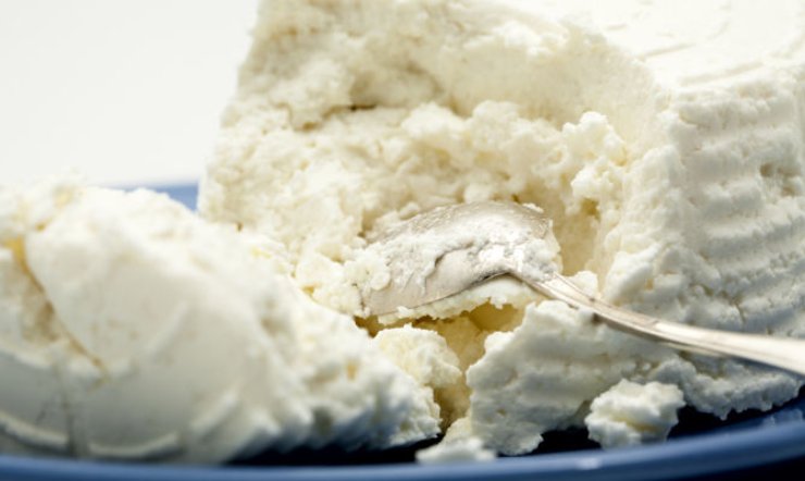In una ciotola capiente, lavorate la ricotta con i tuorli, lo zucchero, la scorza ed il succo di limone. Aggiungete poi il latte a filo e mescolate bene. Setacciate a parte la farina con il lievito ed unitela al composto di ricotta, mescolando fino ad ottenere una crema densa e senza grumi.