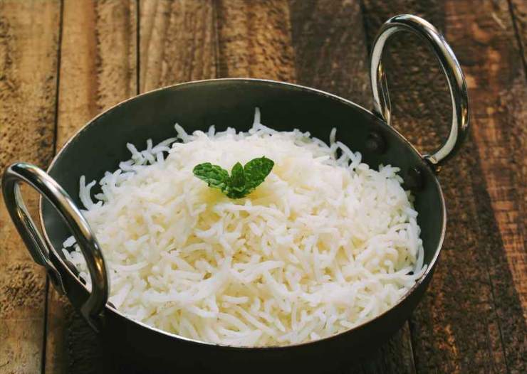 In questa fase il vapore residuo finirà di cuocere il cuore del chicco. Togliete il coperchio e sgranate i chicchi delicatamente con una forchetta. Il vostro riso è pronto, profumato e perfetto!