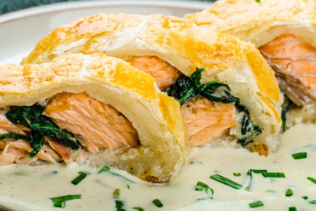 rotolo salmone spinaci fette di rotolo dorato con spinaci e salmone