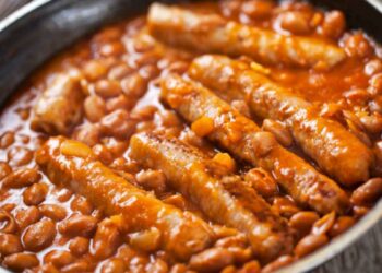 salsicce e fagioli con pomodoro