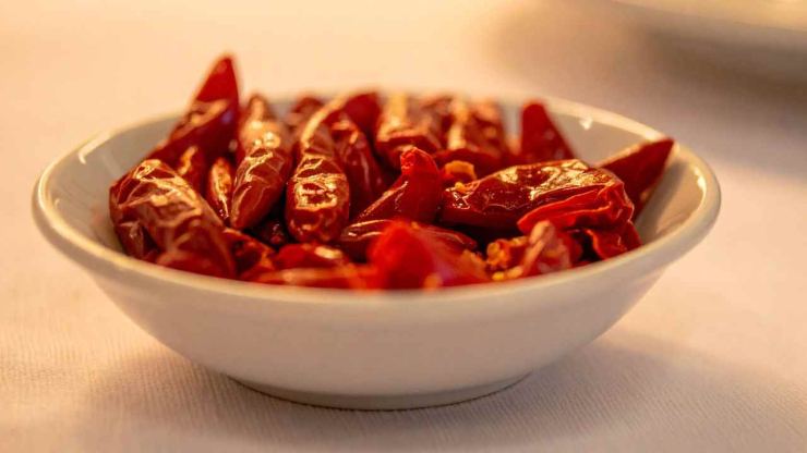 Lasciate l’olio sul fuoco minimo per circa 20/30 minuti, mescolando di tanto in tanto. Deve “estrarre” il colore ed il sapore dal peperoncino fino a diventare di un rosso profondo. Spegnete il fuoco e coprite il pentolino, quindi lasciate riposare per almeno 24 ore. Questo passaggio è il segreto per la buona riuscita: i sedimenti devono depositarsi sul fondo.