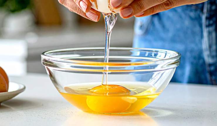 In una ciotola rompiamo le uova e uniamo lo zucchero, mescoliamo senza montare. Accorpiamo il composto di panna e latte filtrato e mescoliamo per amalgamare. Riversiamo il composto ottenuto negli stampini, sopra il caramello;