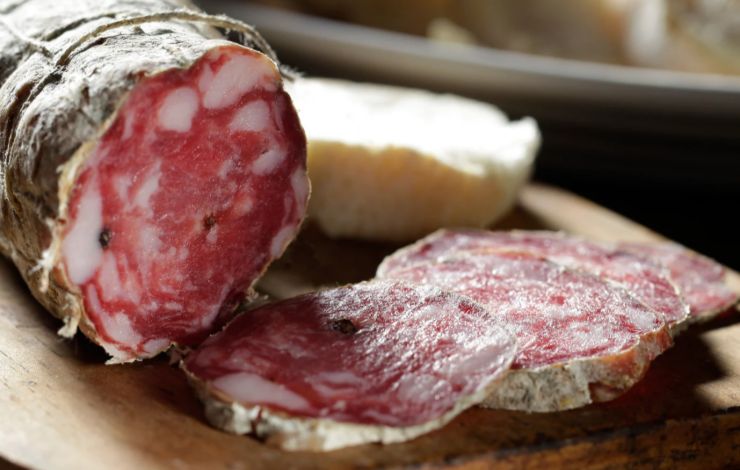 Una volta ottenuta una crema omogenea distribuiamo all’interno il salame e la provola sminuzzati e mescoliamo. Se il composto fosse troppo denso possiamo unire un goccio di latte. Intanto imburriamo uno stampo da forno e spolveriamo col pangrattato;