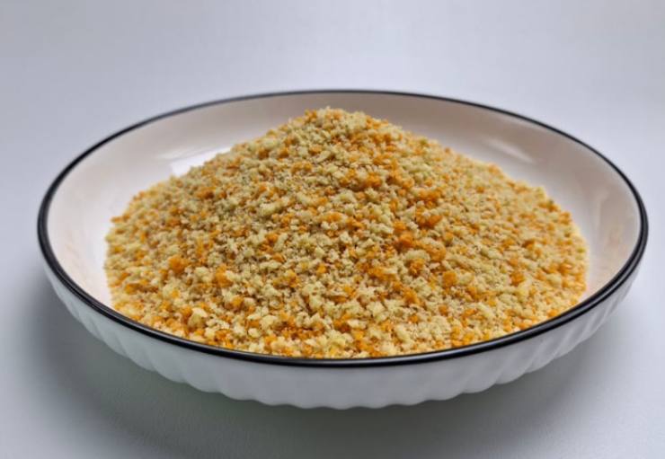 In una terza ciotola versiamo il pangrattato unendo gli aromi che ci piacciono. Andiamo quindi a immergere le fette di mozzarella nel composto di uova e poi a impanare nel pangrattato. Ripetiamo questi due passaggi per due volte così da ottenere una panatura spessa e compatta;