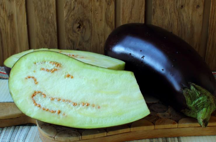 Iniziamo lavando le melanzane, spuntandole e tagliandole a fettine sottili: dovremo arrostirle, quindi l’ideale è usare una mandolina;