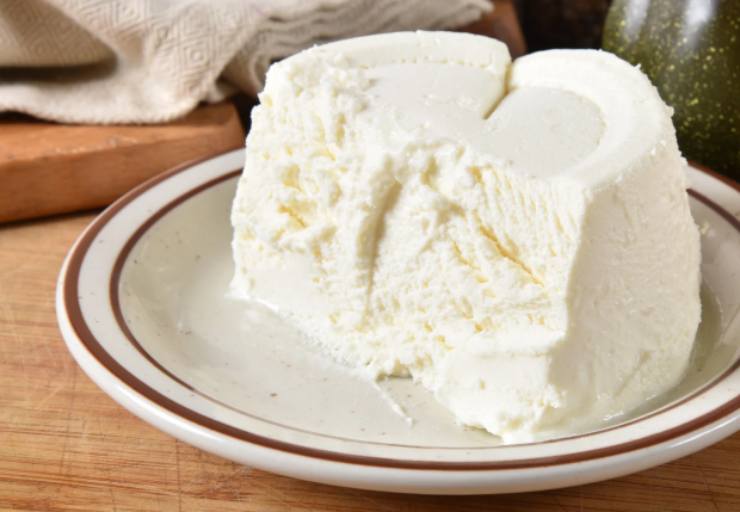 Andiamo quindi a frullare i broccoli riducendo in crema, riportiamo in una pentola e allunghiamo con acqua. Portiamo a bollore e caliamo la pasta, lasciando cuocere il tempo necessario e aggiungendo acqua se serve. A cottura ultimata spegniamo la fiamma e uniamo la ricotta;