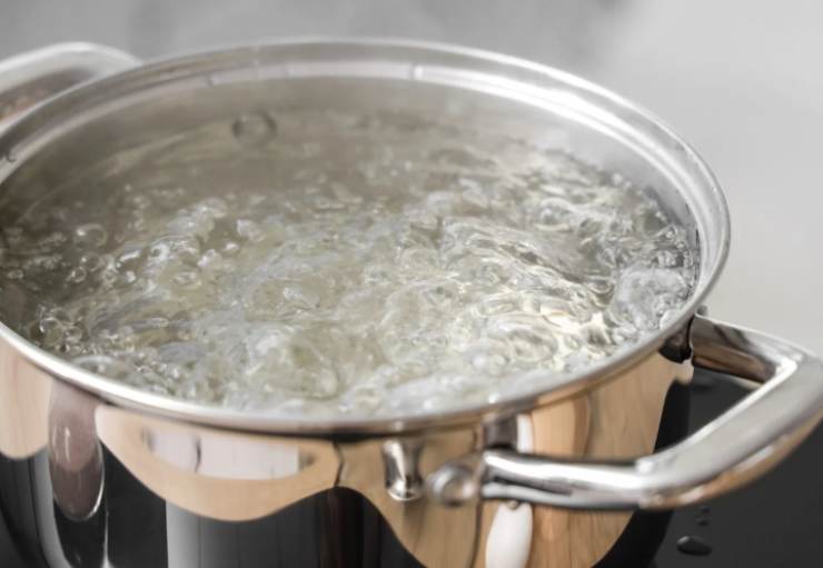 Uniamo la zucca a cubetti, aggiustiamo il sale sale e aggiungiamo un mestolo d’acqua calda, coprendo con un coperchio e lasciando cuocere per circa quindici o venti minuti. Mentre la zucca cuoce e diventa tenera, portiamo sul fuoco la pentola per la cottura della pasta e una volta a bollore caliamo;